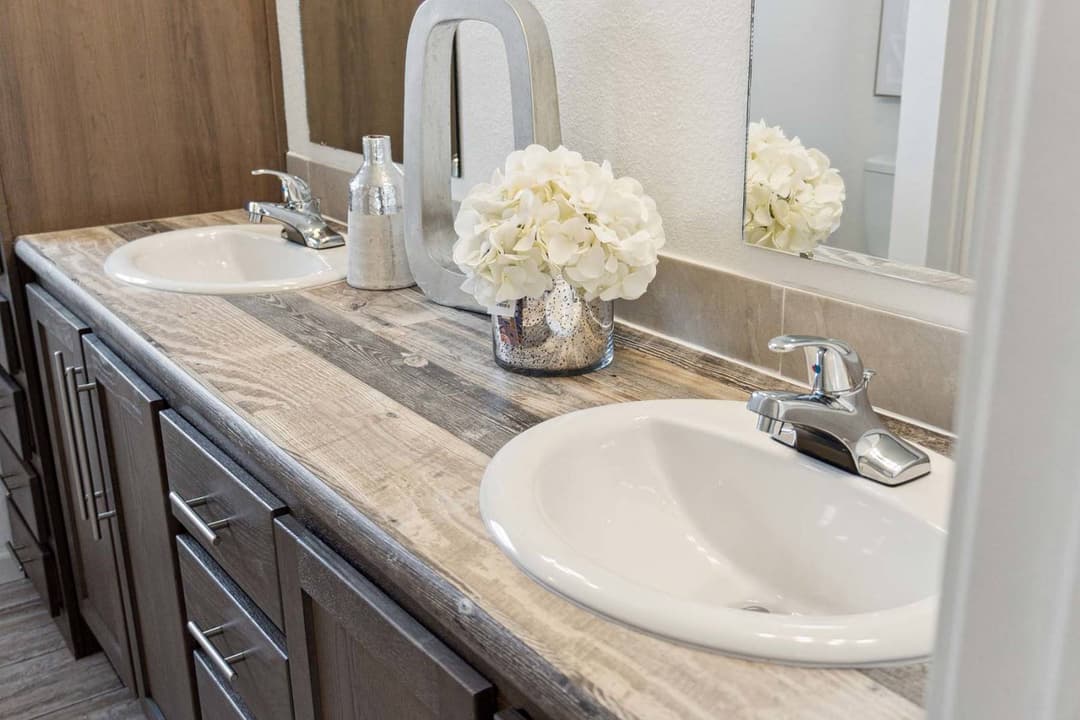 Aurora-e bathroom home features