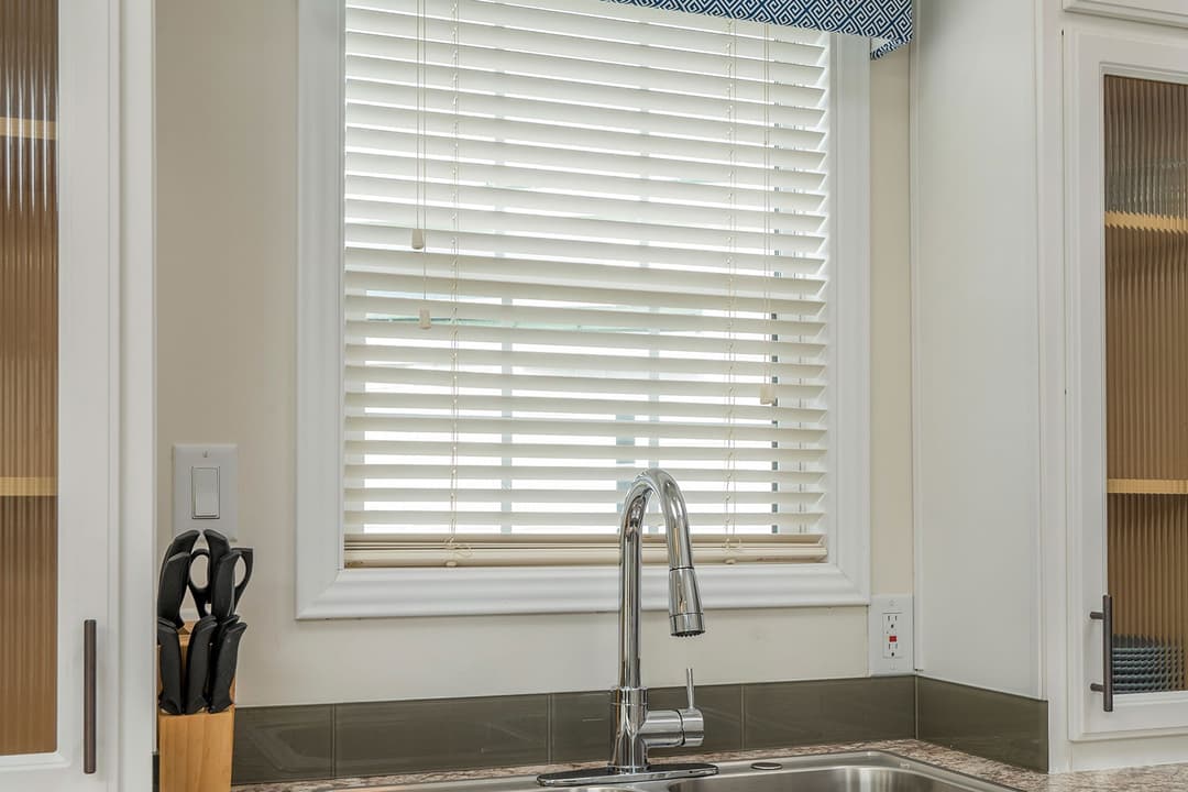 Shore park 4111 kitchen home features