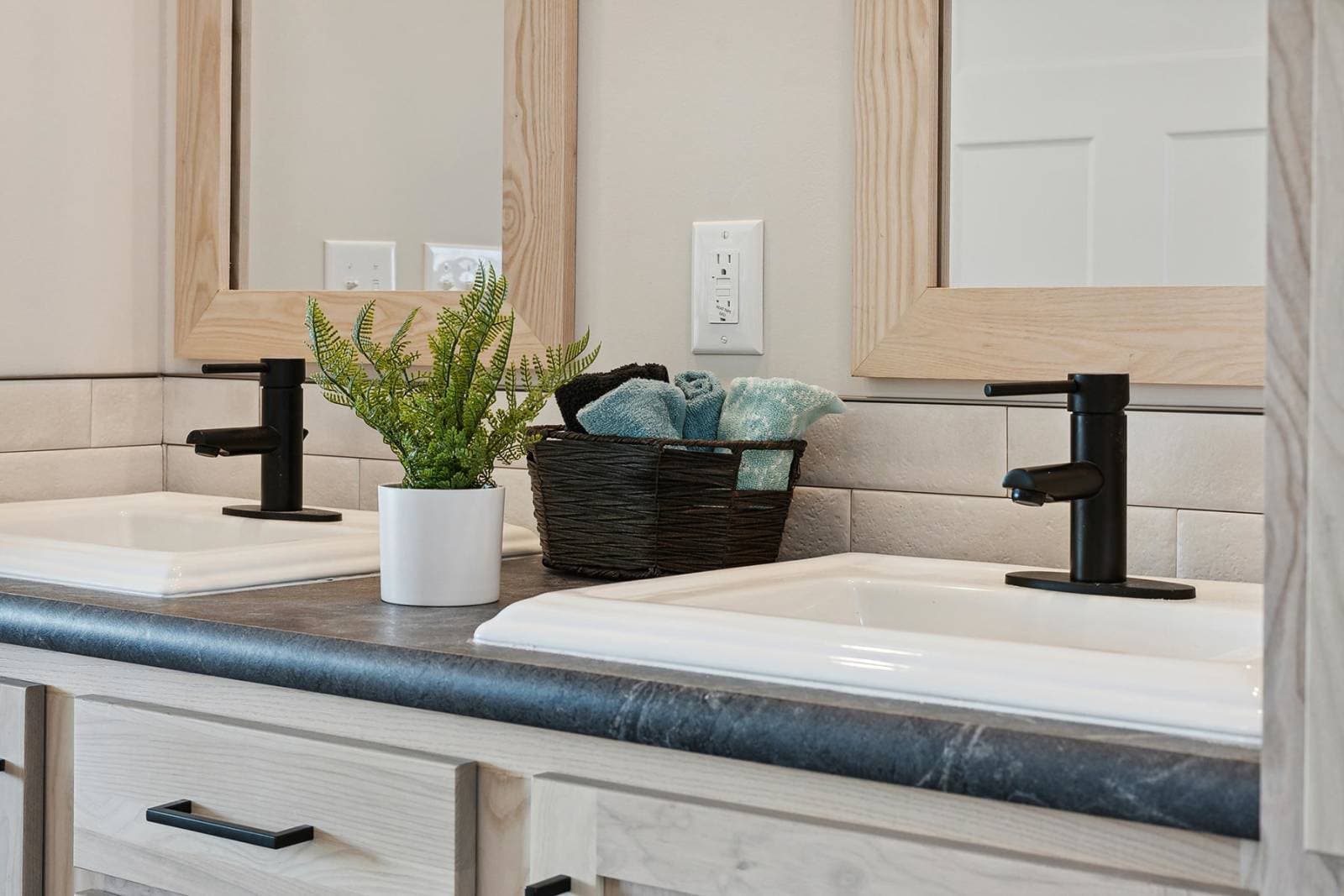 N620 bathroom home features