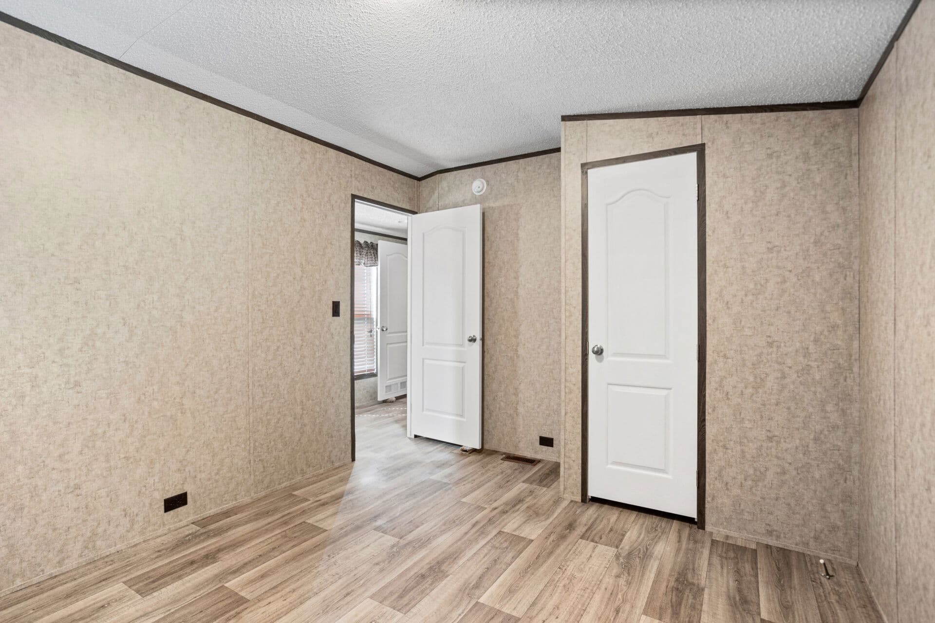 Classic c-1680-32d bedroom home features