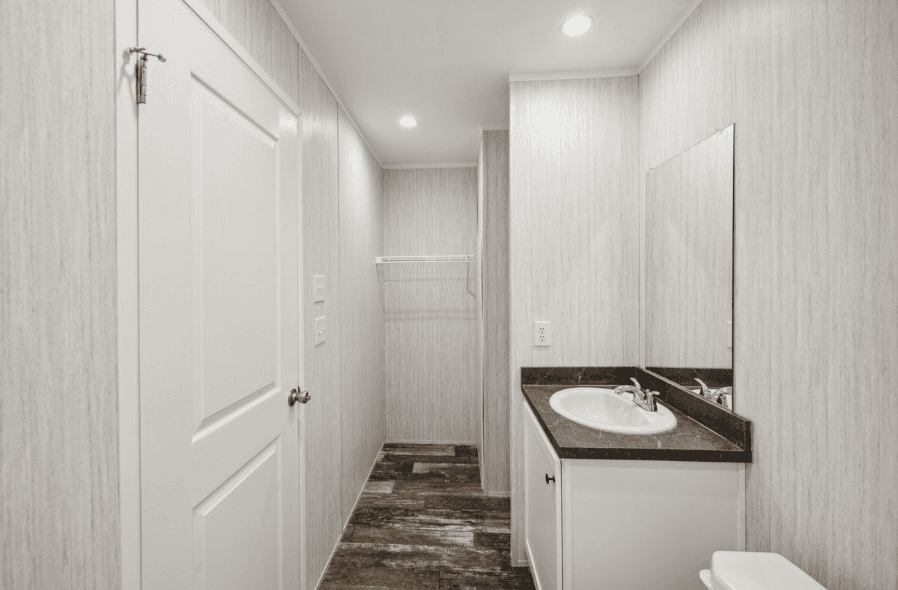 Hemisphere 6805 bathroom home features