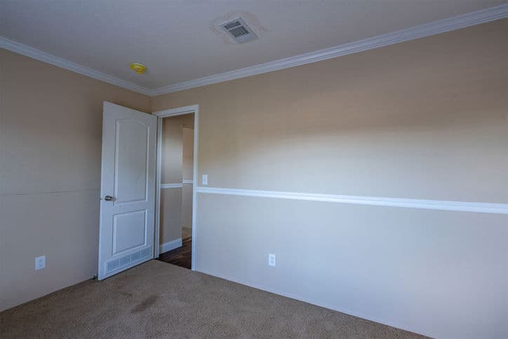 Bannister 28523c bedroom home features