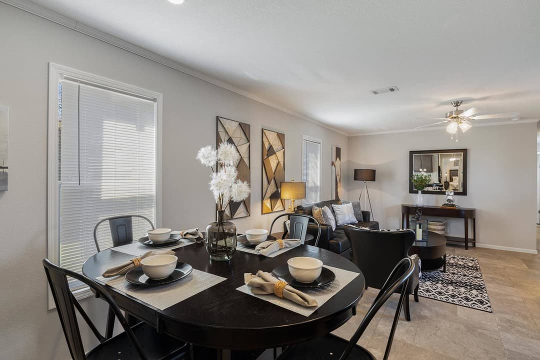 Cs1676c interior home features