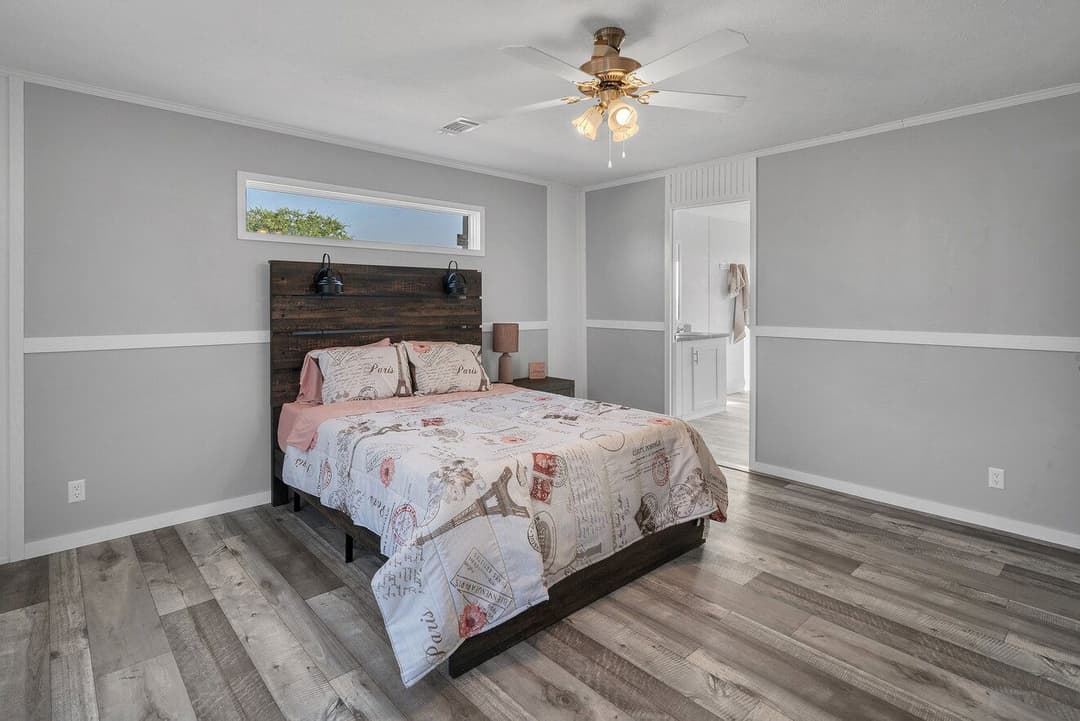 Valu premier 32684g interior and bedroom home features