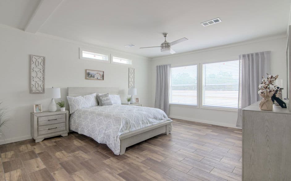 Pearl 6380 bedroom home features