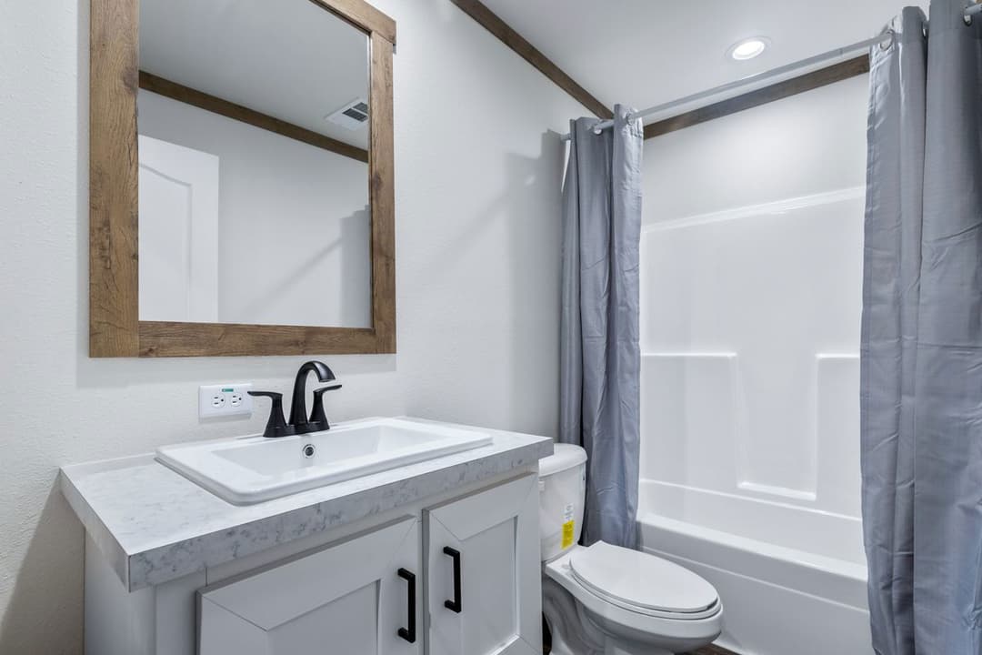 Everett bathroom home features