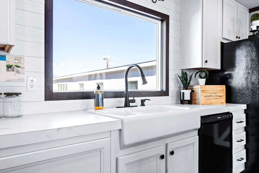 Breeze farmhouse kitchen home features