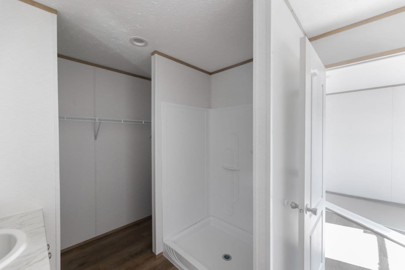 Phoenix 16663a bathroom home features