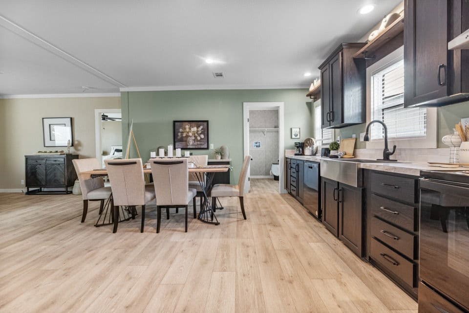 Heartland 30524h kitchen home features