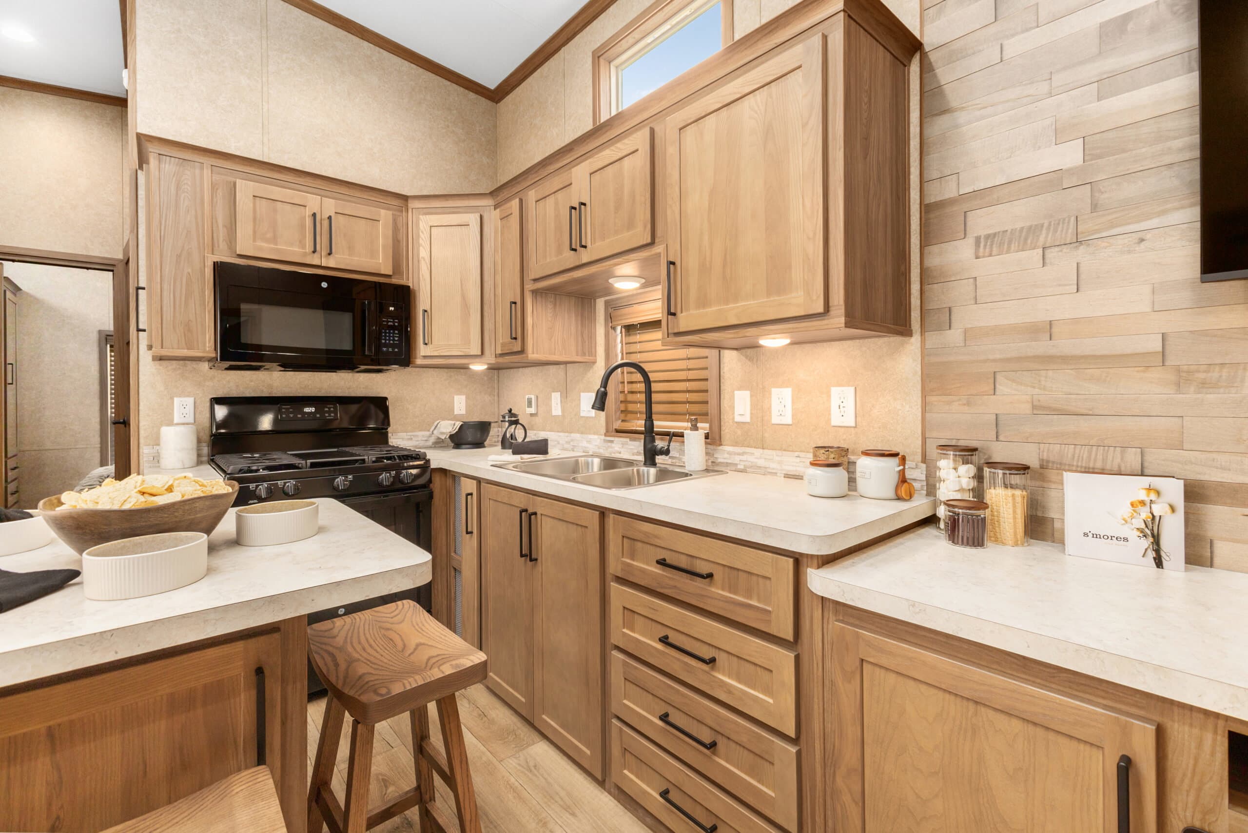 Lakeside 8180 kitchen home features