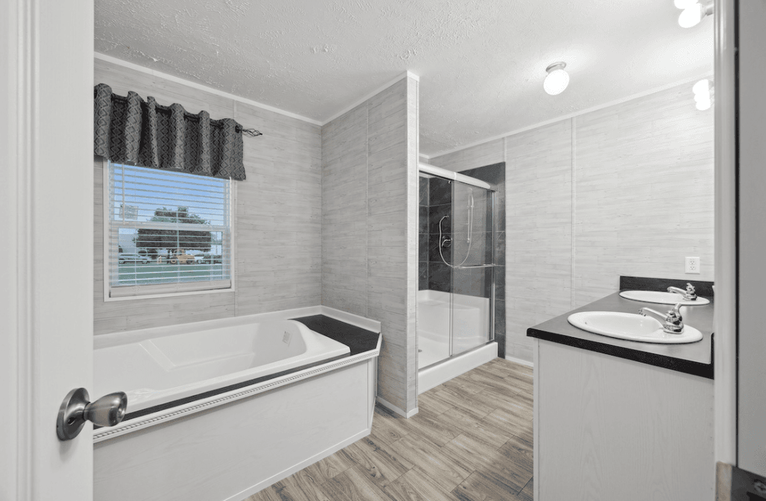 Md-116 lakeside bathroom home features