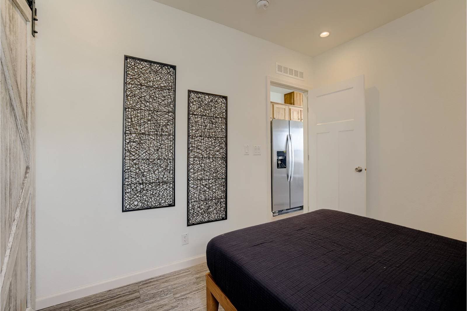 Urban cottage bedroom home features