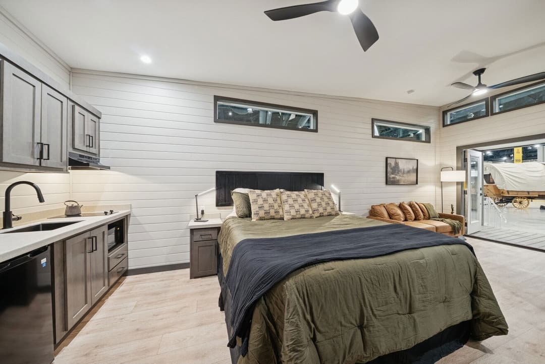 Cottonwood 14361h bedroom home features