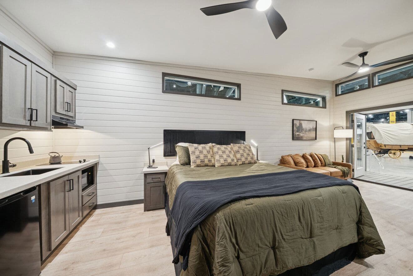 Cottonwood 14361h bedroom home features