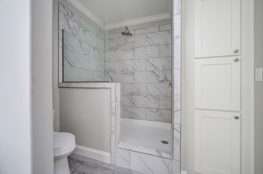 Loki bathroom home features