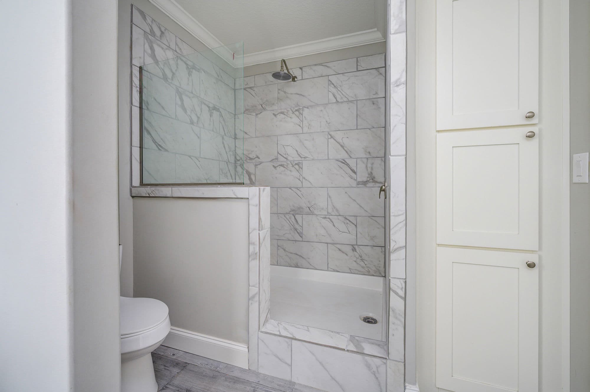 Loki bathroom home features