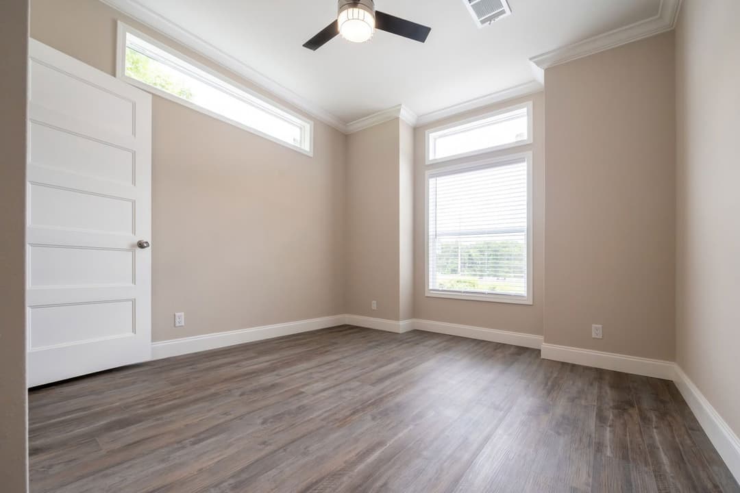 The chariot 24442a bedroom home features