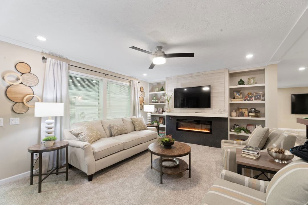 Ives 24033 interior home features