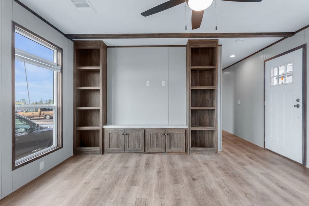 Anniversary 16683b interior home features