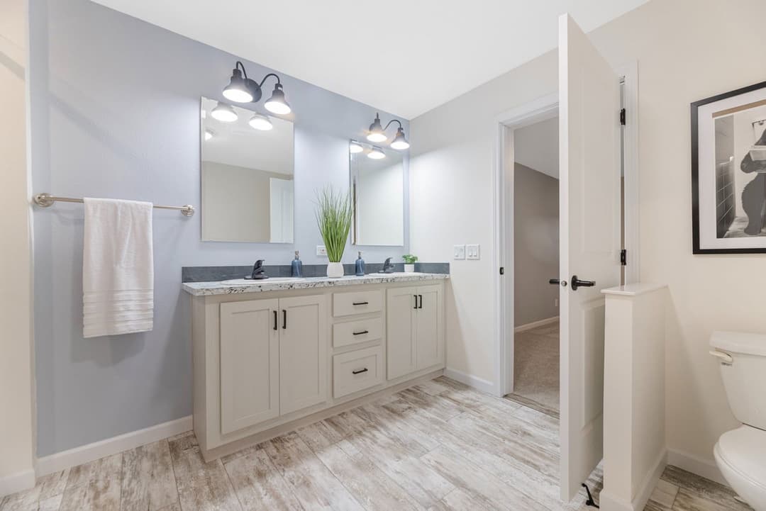 The mille lacs 184051 bathroom home features