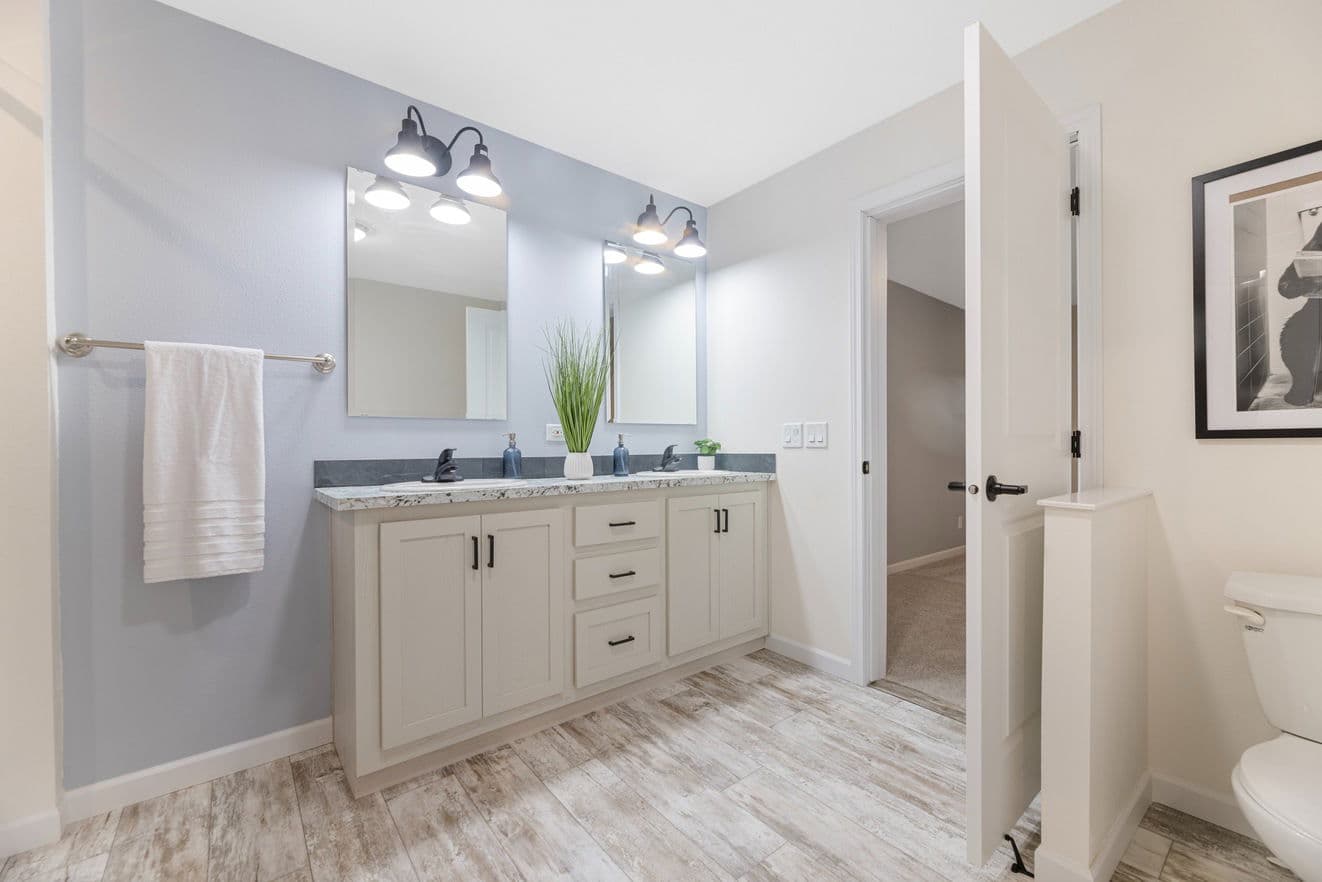 The mille lacs 184051 bathroom home features