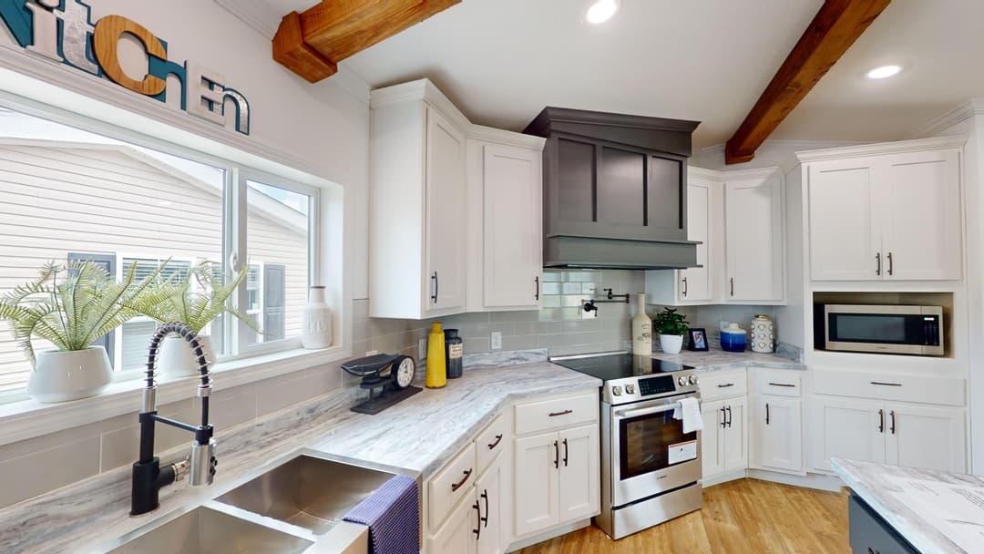 Pri3284-2010 kitchen home features