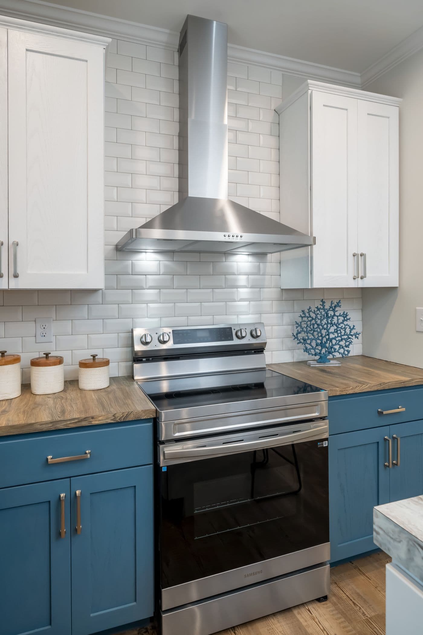 Tiffany kitchen home features