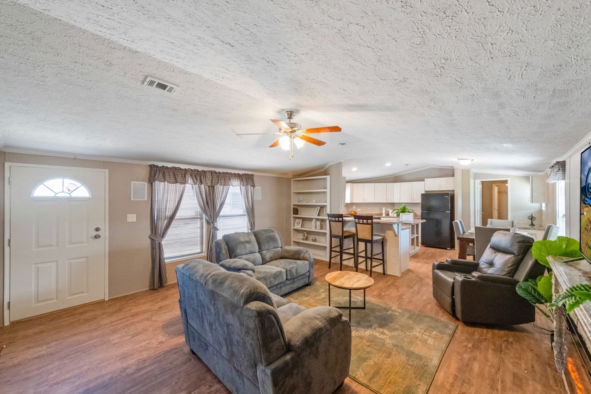 Ultra 18-wide h-18×80-32f interior and hero home features