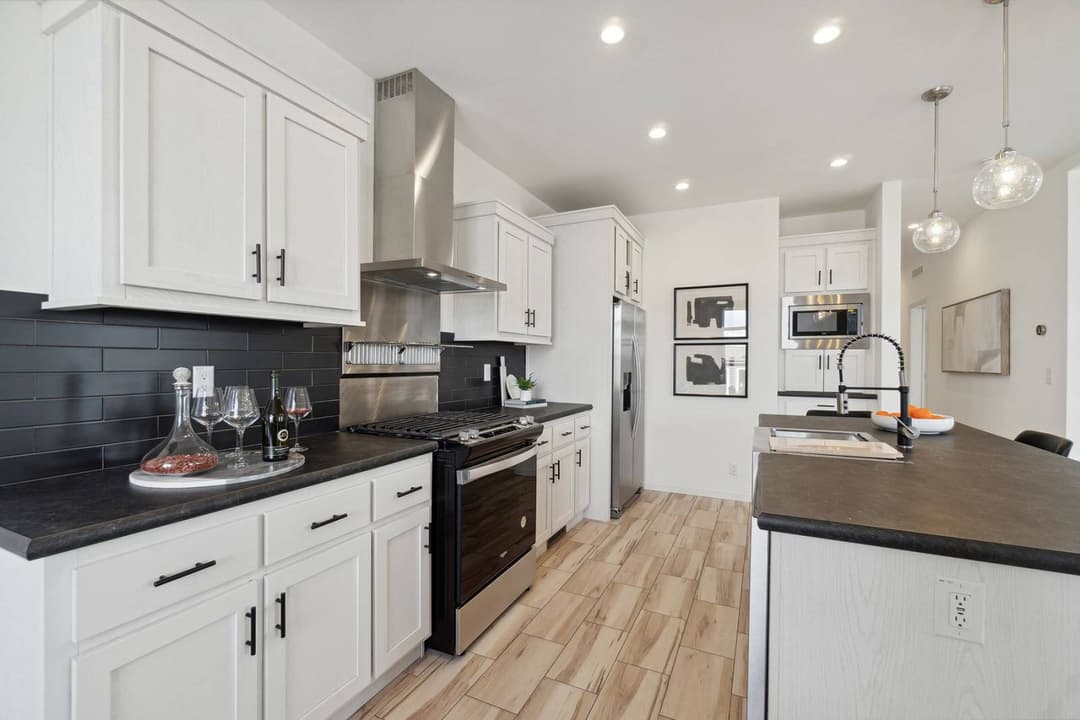 Nova-l kitchen home features