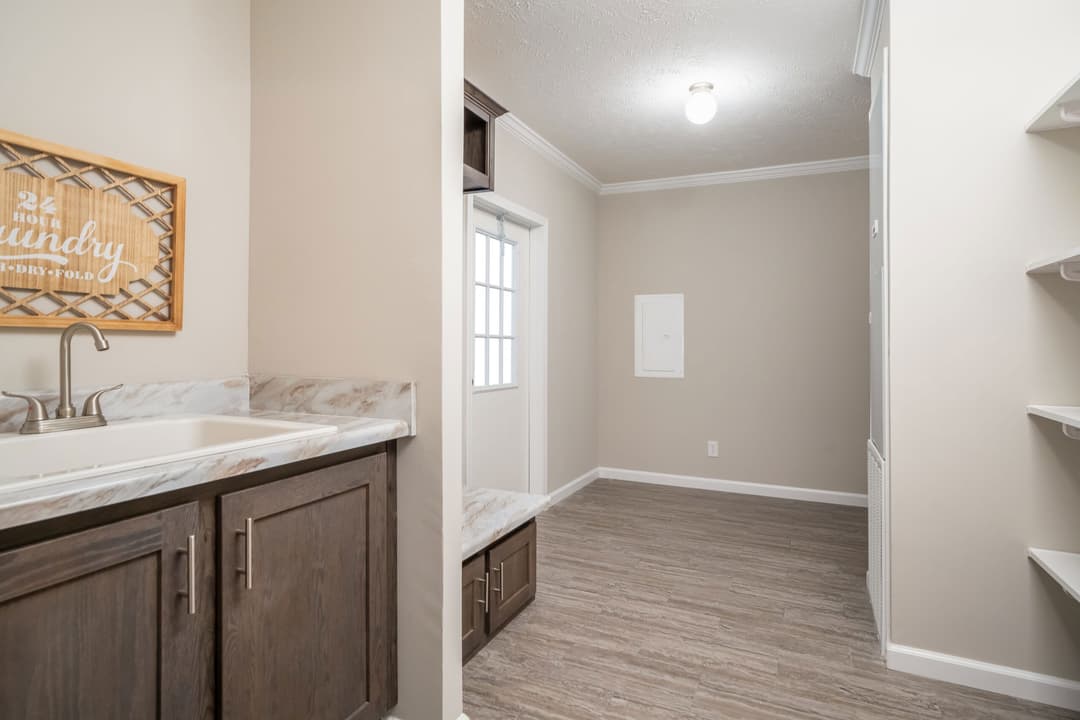 Md-54-32 the duke interior home features