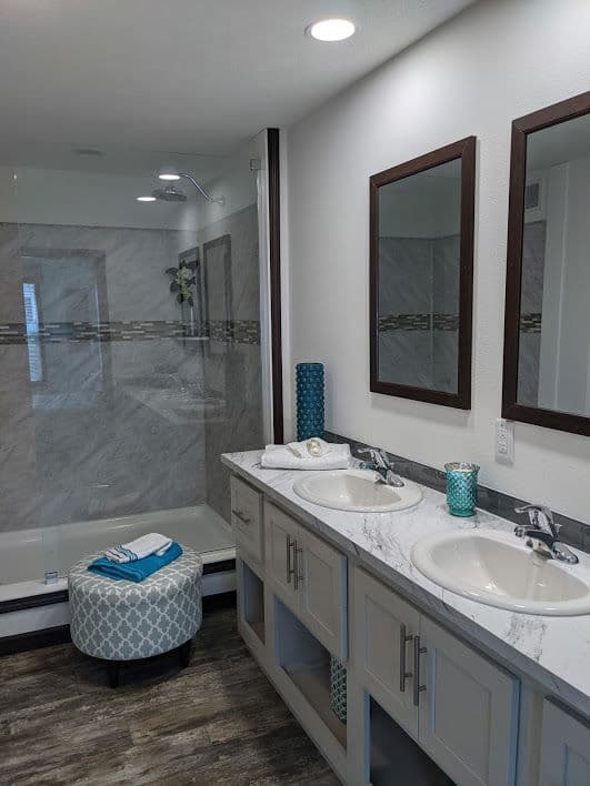 The tesla 184013 bathroom home features