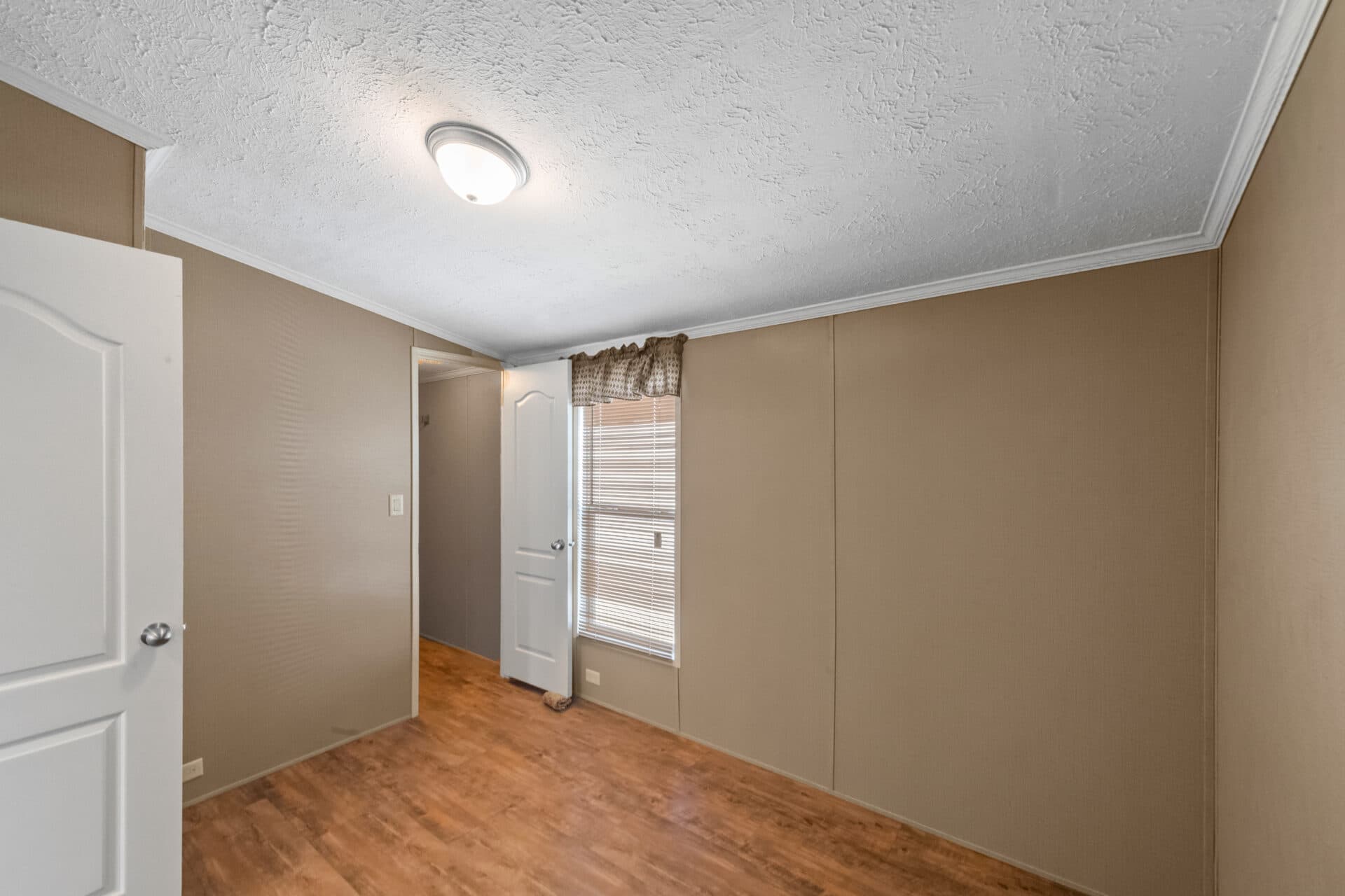 Ultra 18-wide h-18×80-32f bedroom home features