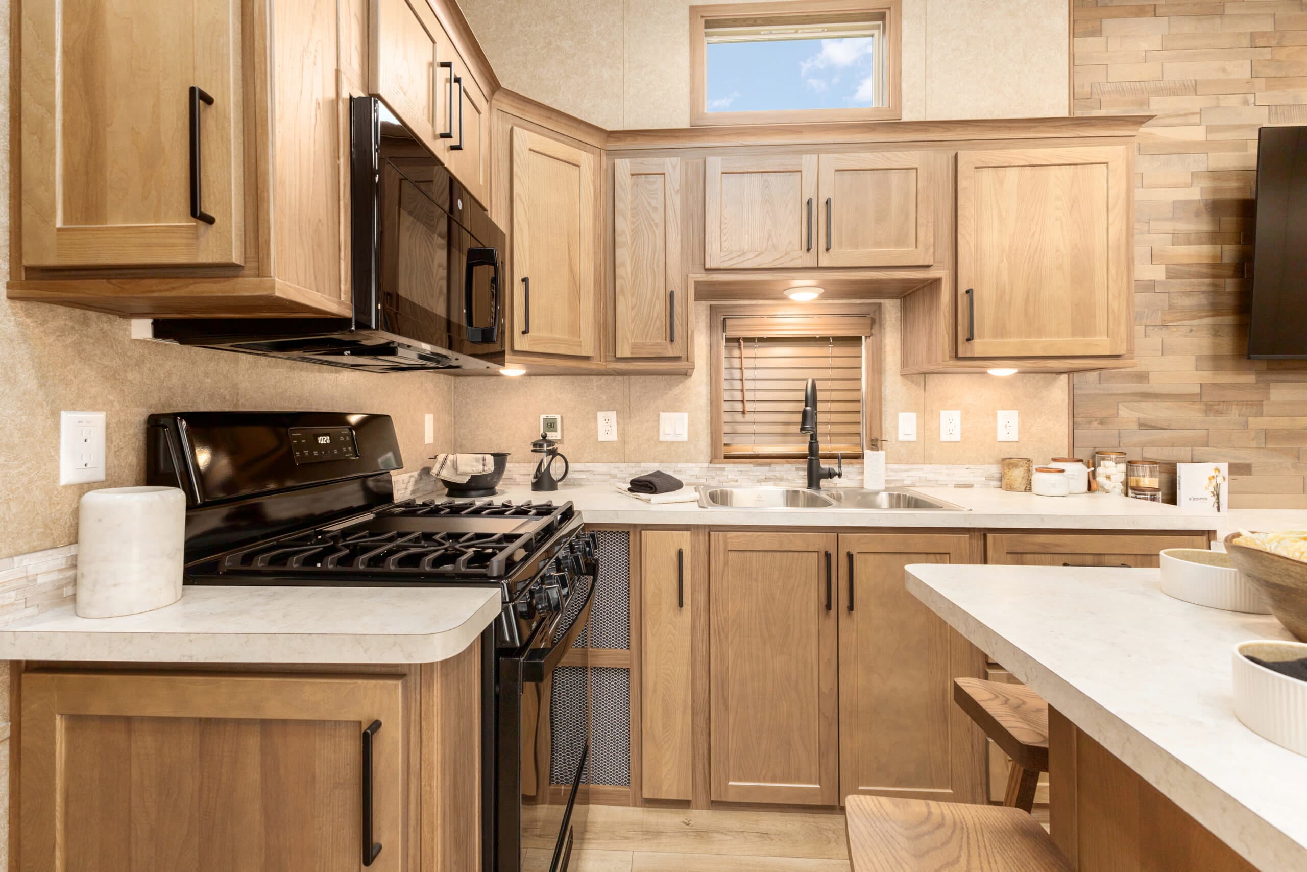 Lakeside 8180 kitchen home features