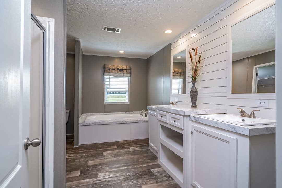 Locklear bathroom home features
