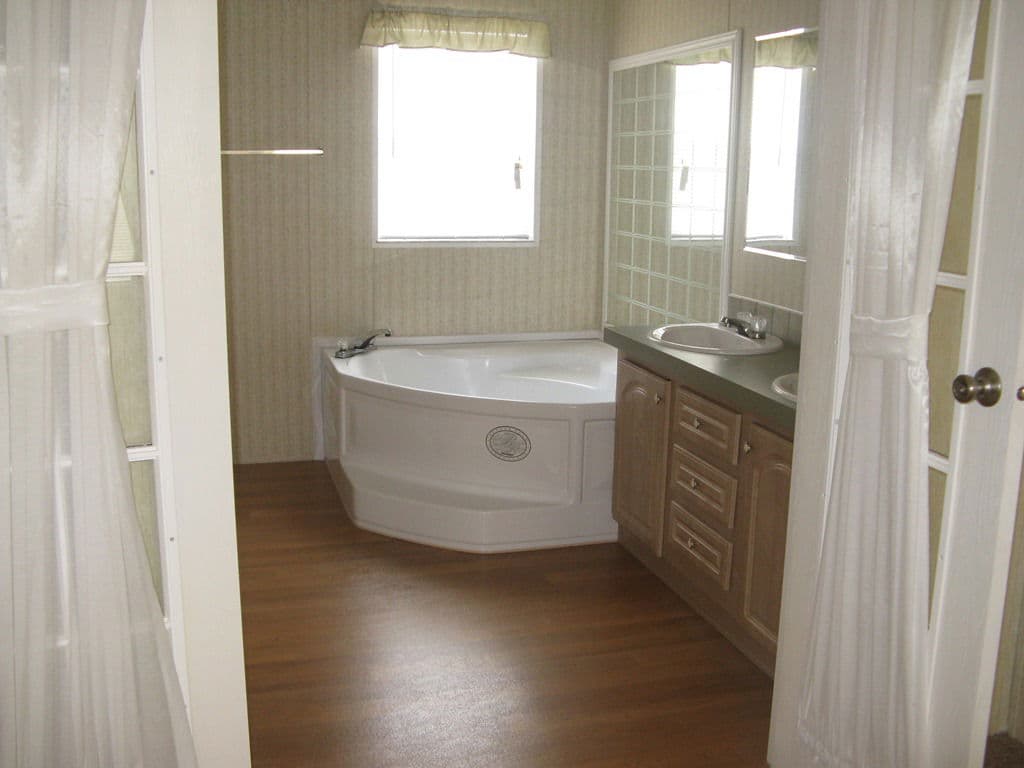 Tracy 4 br 4260 bathroom home features