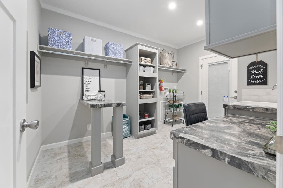 Buncic 28684b interior home features