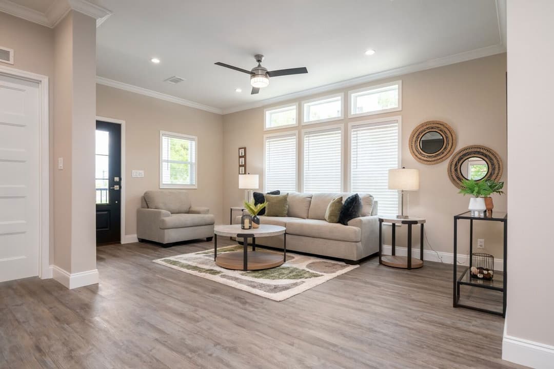 The chariot 24442a interior home features