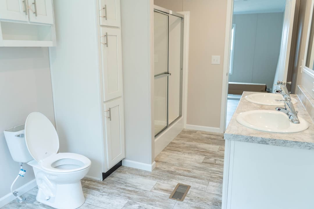 Luna bathroom home features