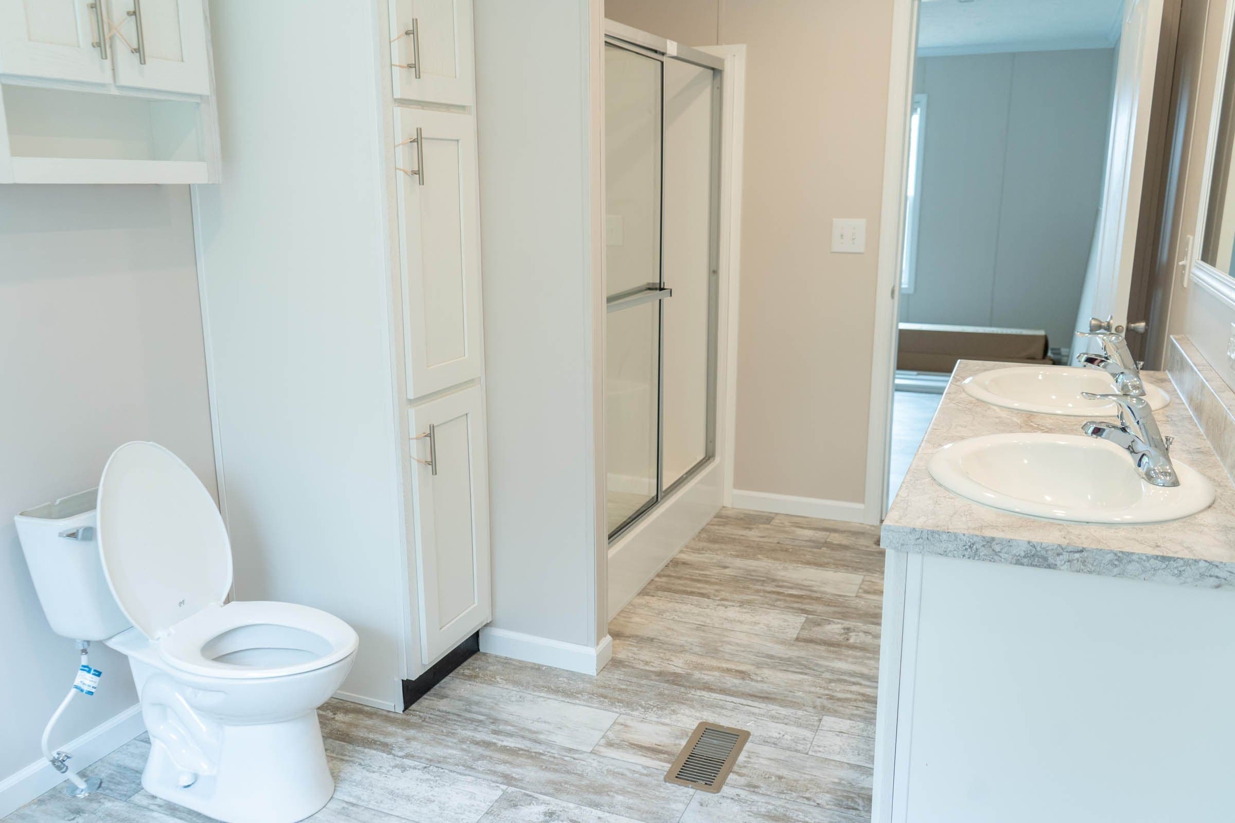 Luna bathroom home features