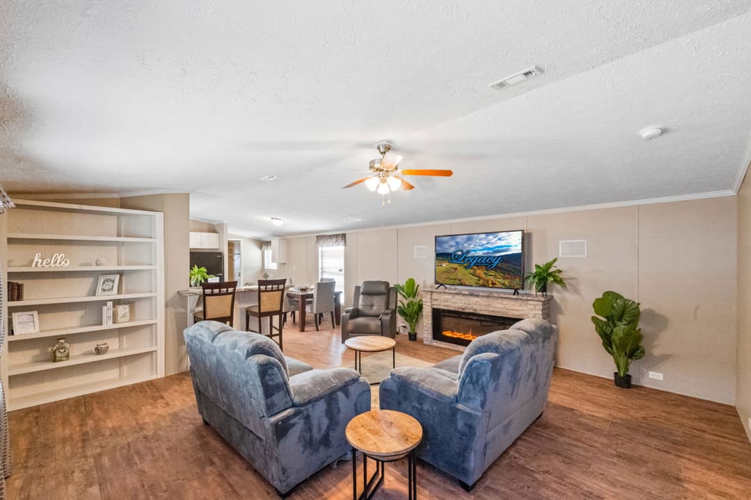 Ultra 18-wide h-18×80-32f interior home features