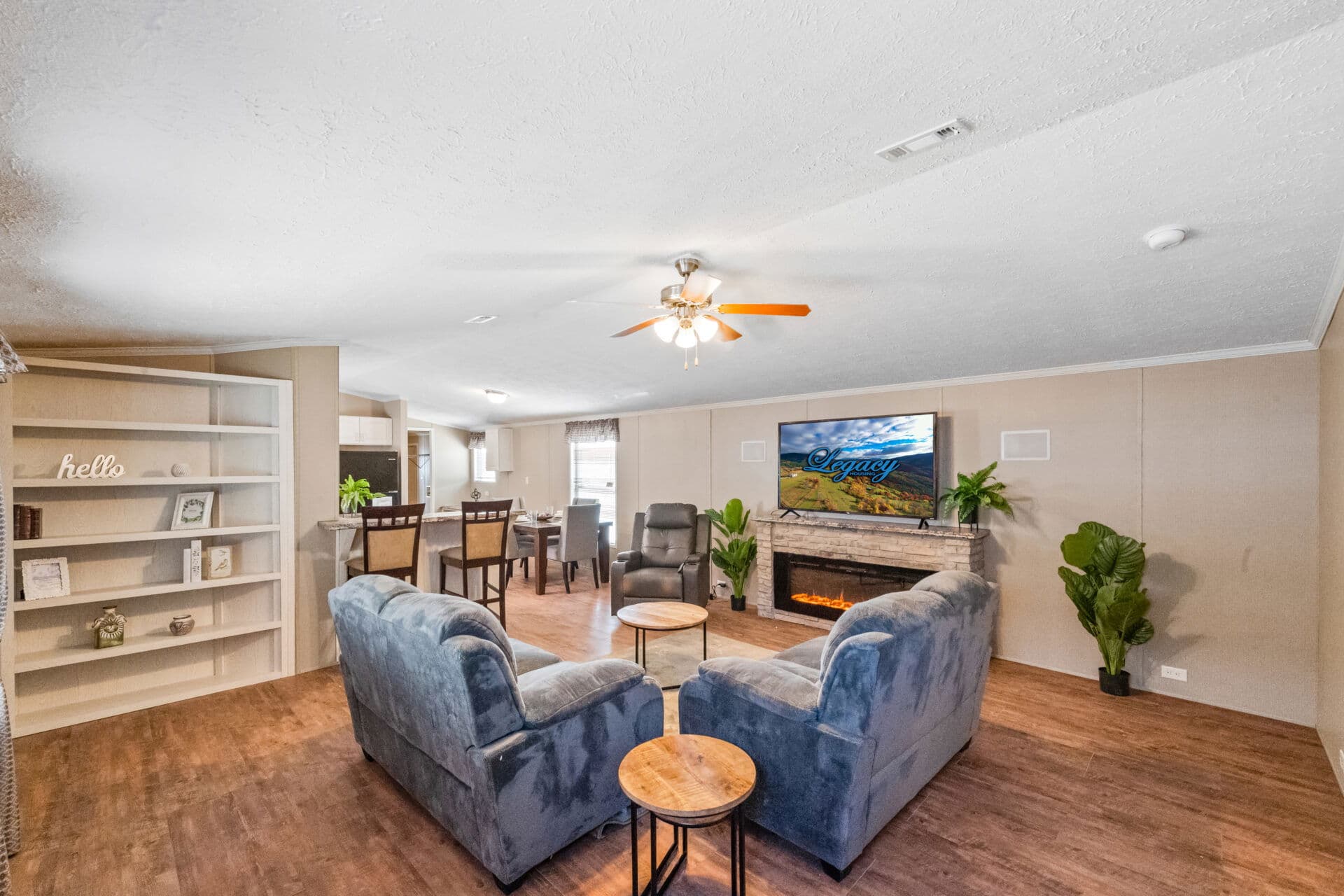 Ultra 18-wide h-18×80-32f interior home features