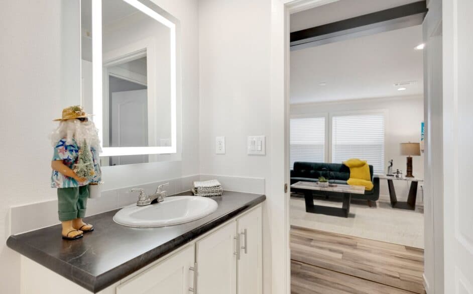 Hope r76e bathroom home features