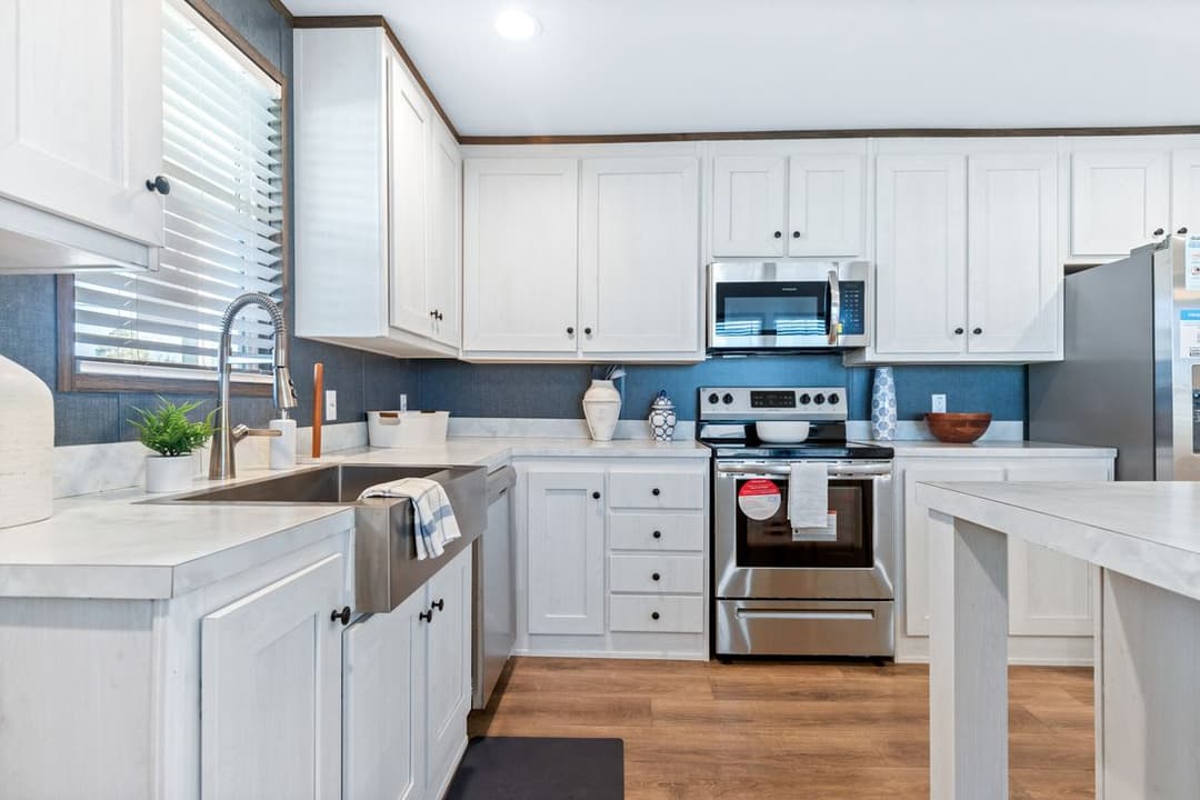 Retreat living 16682a kitchen home features