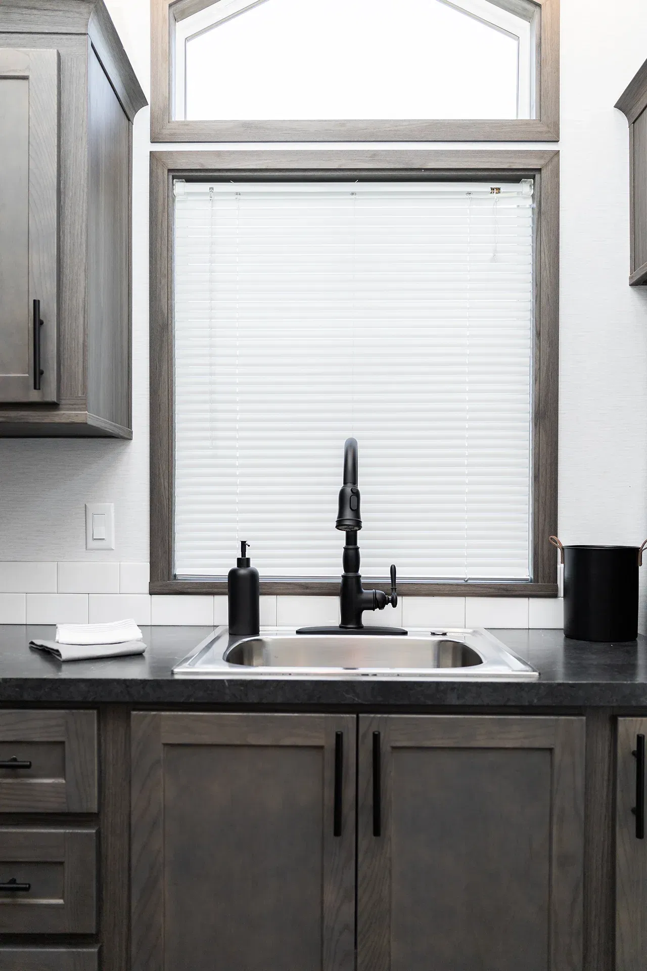 Canvas 7001 bathroom home features