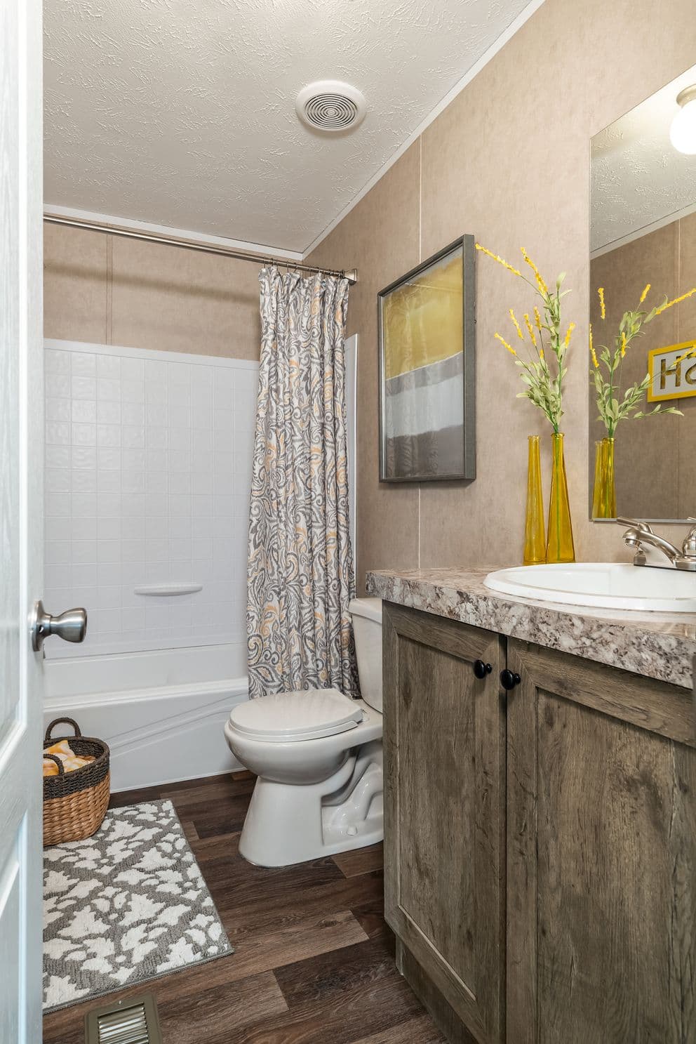 The eagle 52 bathroom home features
