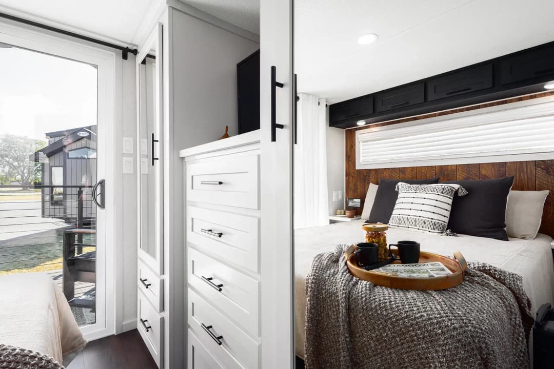 Eldorado 9033 bedroom home features