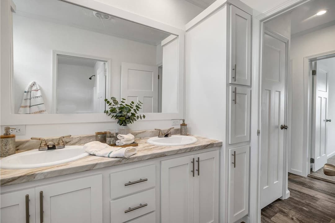 Titan extreme 3272c bathroom home features