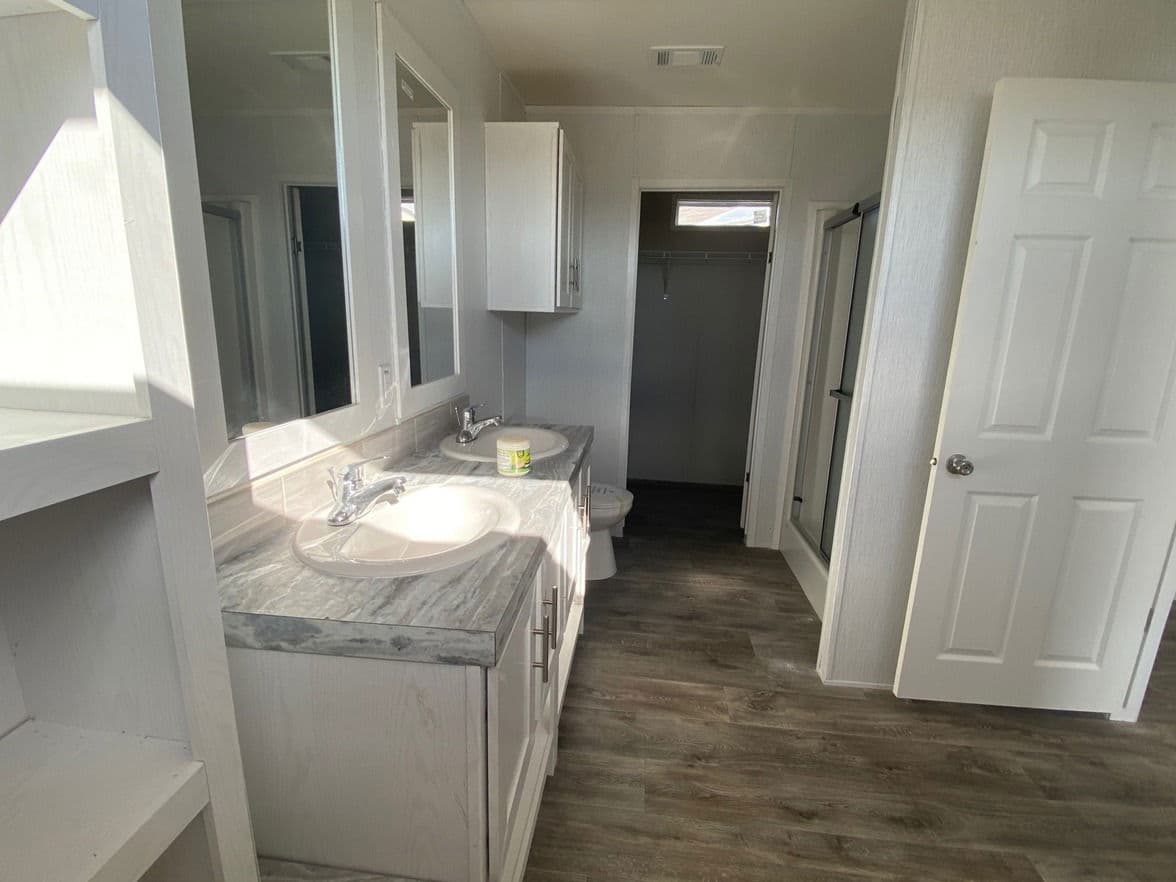 Pinnacle 18763p bathroom home features