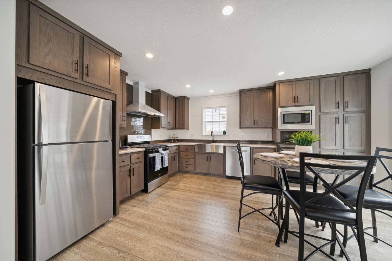 Encore kitchen home features