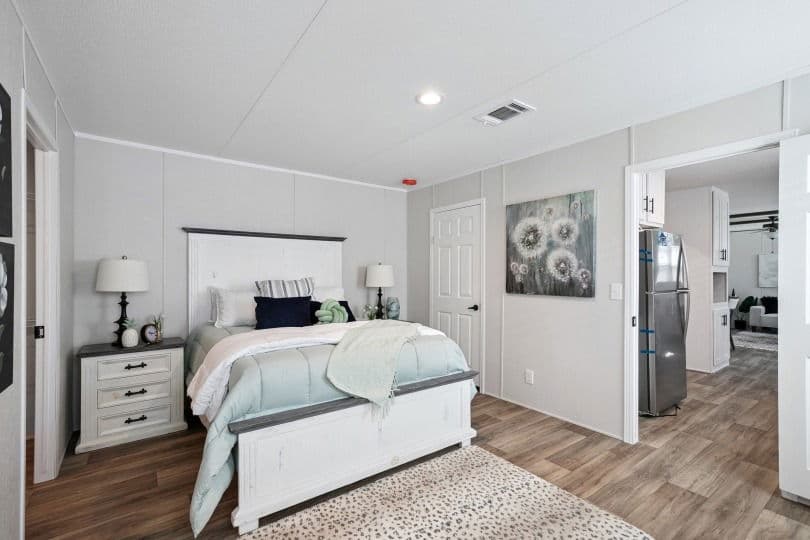 Valor 16763n bedroom home features